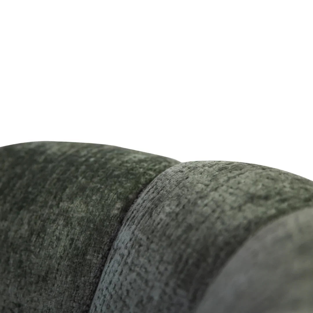 Divano in velluto verde con schienale canalizzato