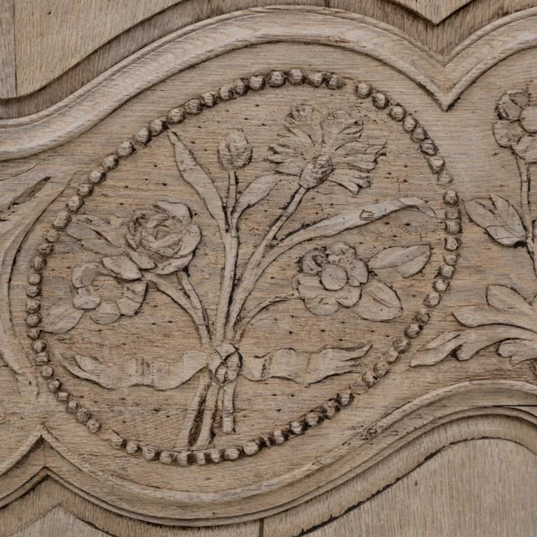 Mobiletto armadio in rovere francese decorato con motivi botanici, circa 1840