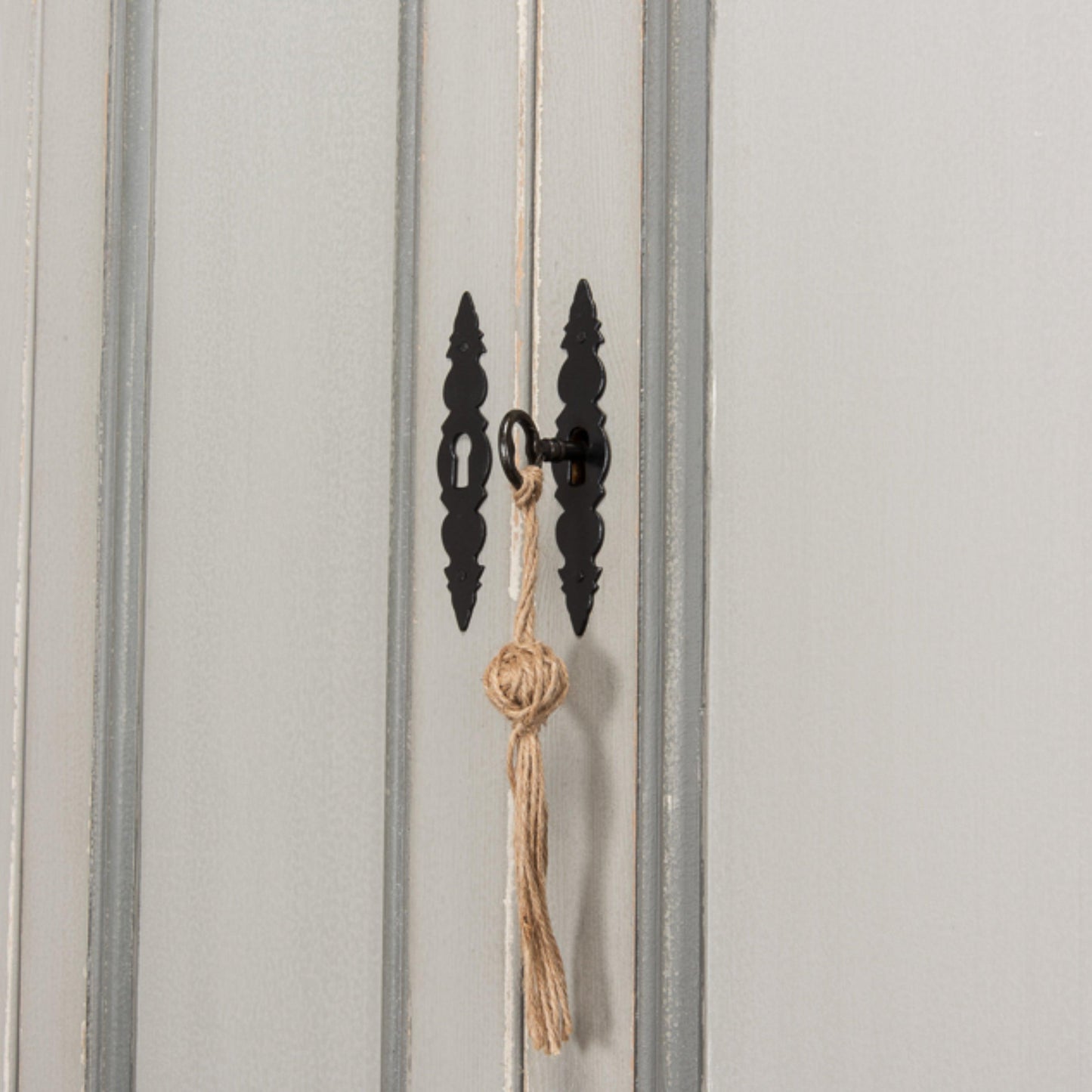 Mobiletto Directoire con finiture grigie e dorate