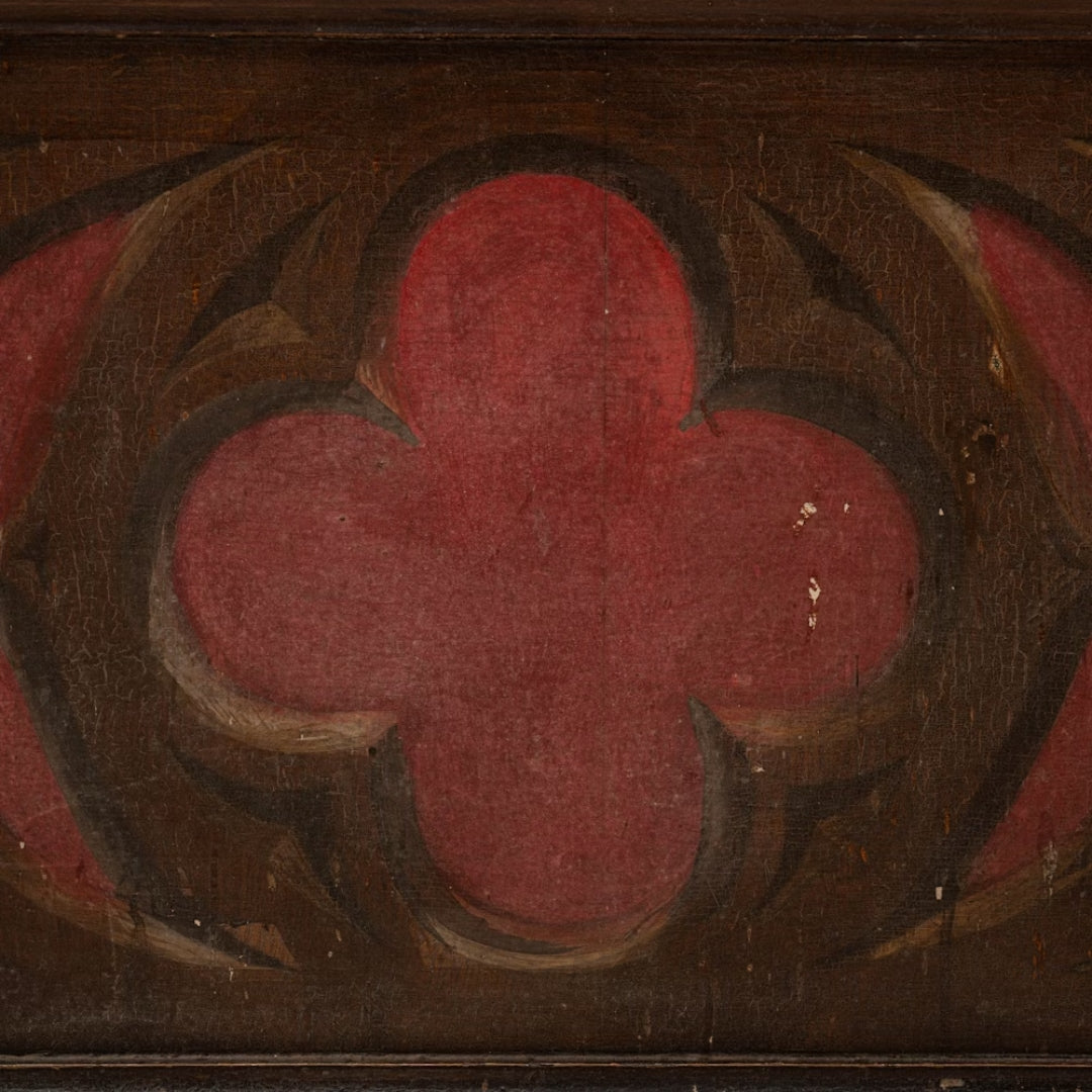 Piccolo mobiletto neogotico con motivi a quadrifoglio, circa 1900