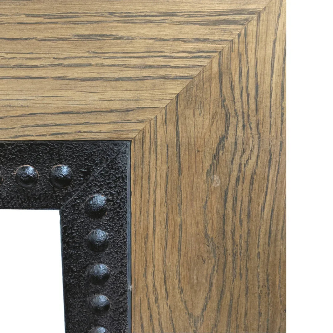 Specchio da parete in legno con borchie in metallo rustico