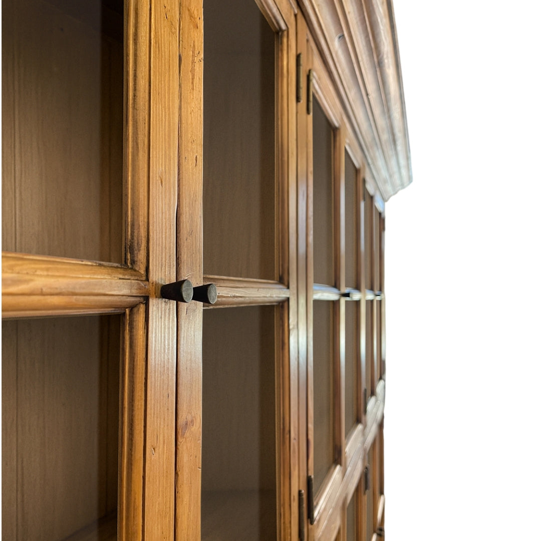 Mobiletto rustico con grande anta in vetro