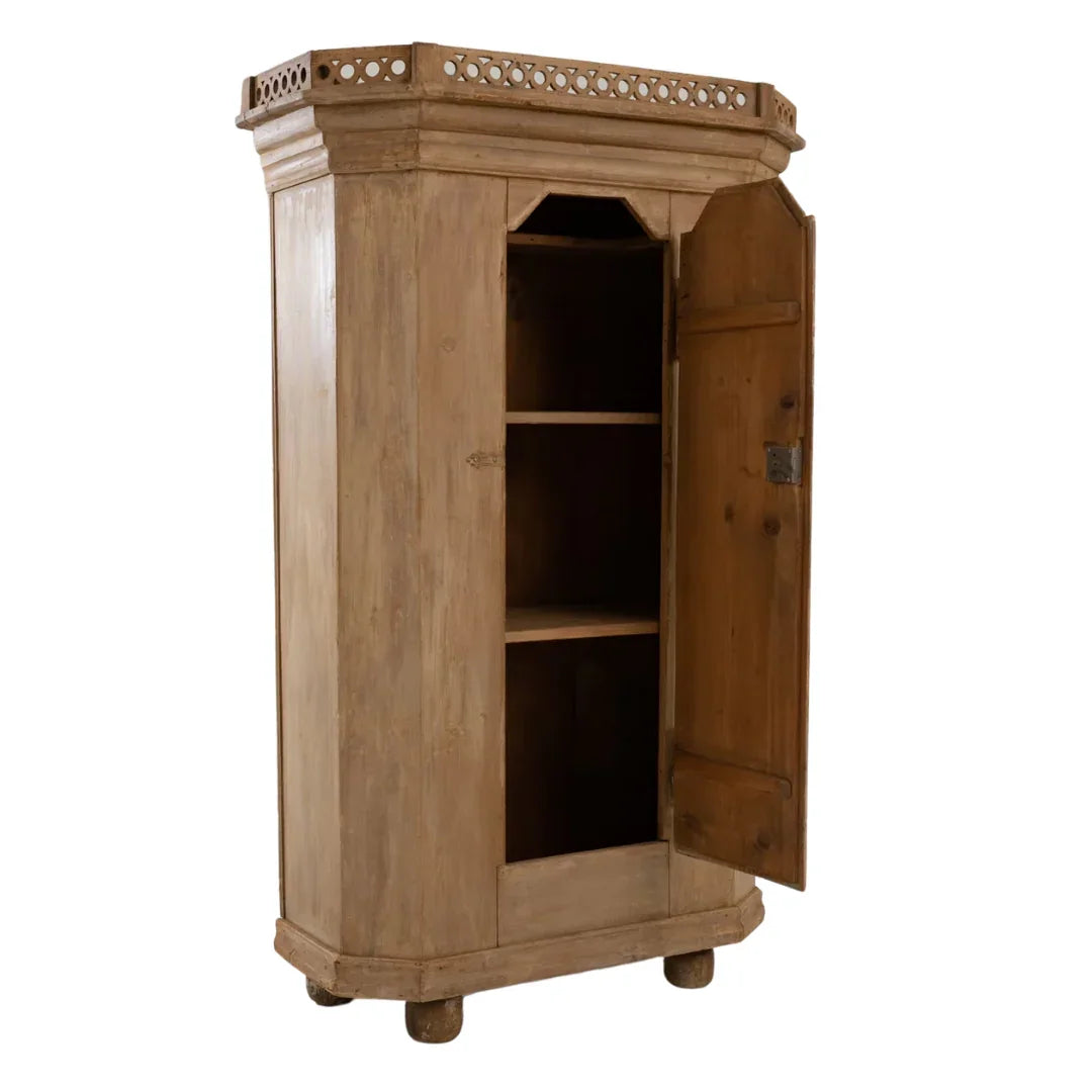 Antico armadio scandinavo con porta ad arco, circa 1920