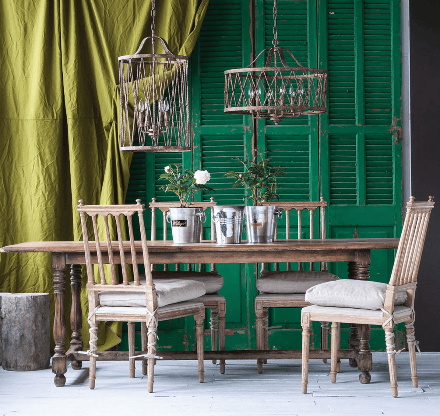 Tavolo da fattoria con piano in legno