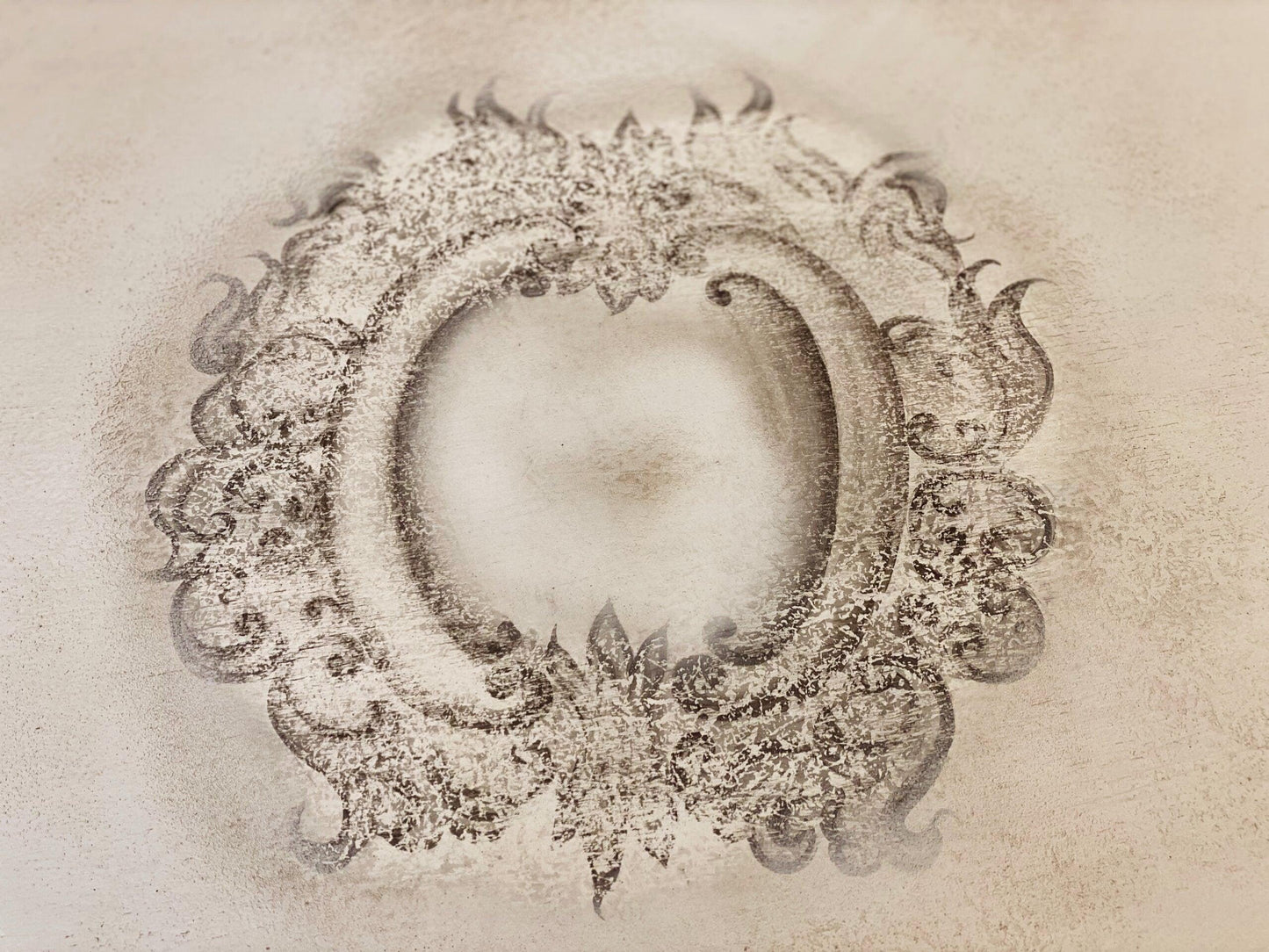 Tavolo da pranzo rotondo con volute francesi