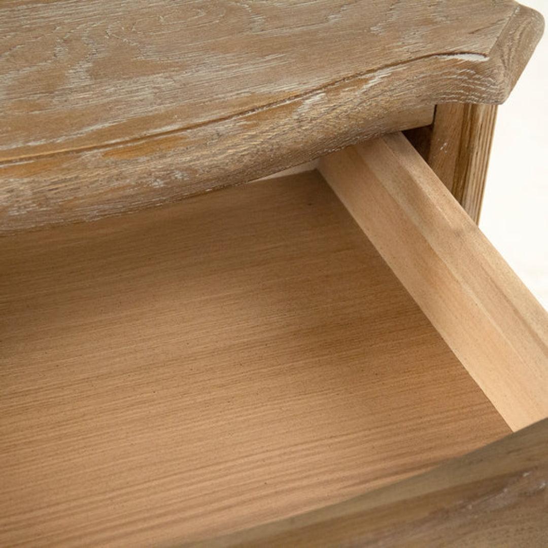 Comodino a tre cassetti in rovere invecchiato