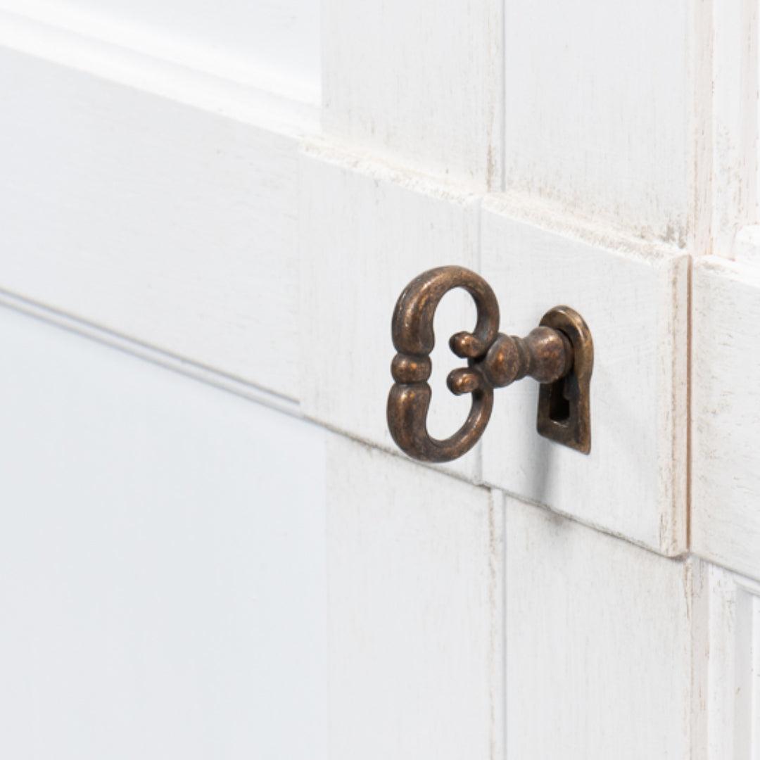 Libreria bianca con ante e ripiani aperti