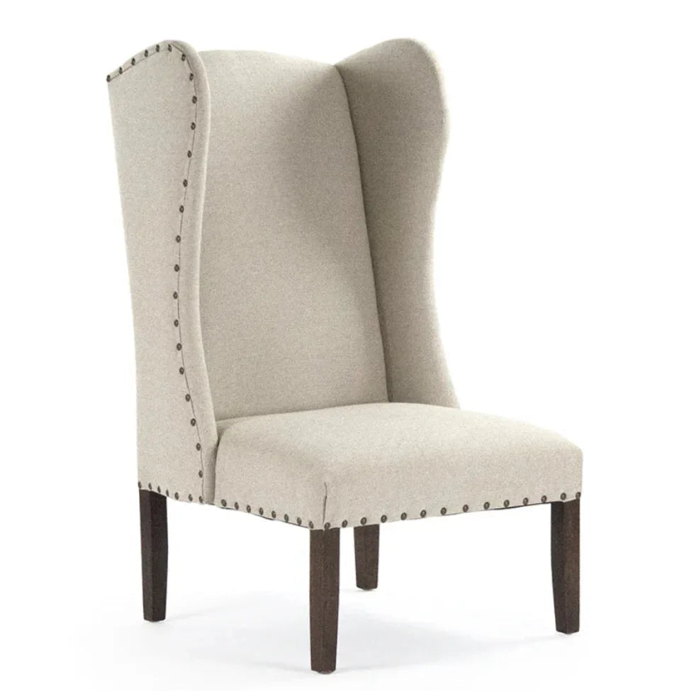 Poltrona Wingback con testa di chiodo
