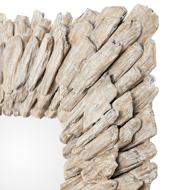 Specchio naturale di legno galleggiante sulla spiaggia