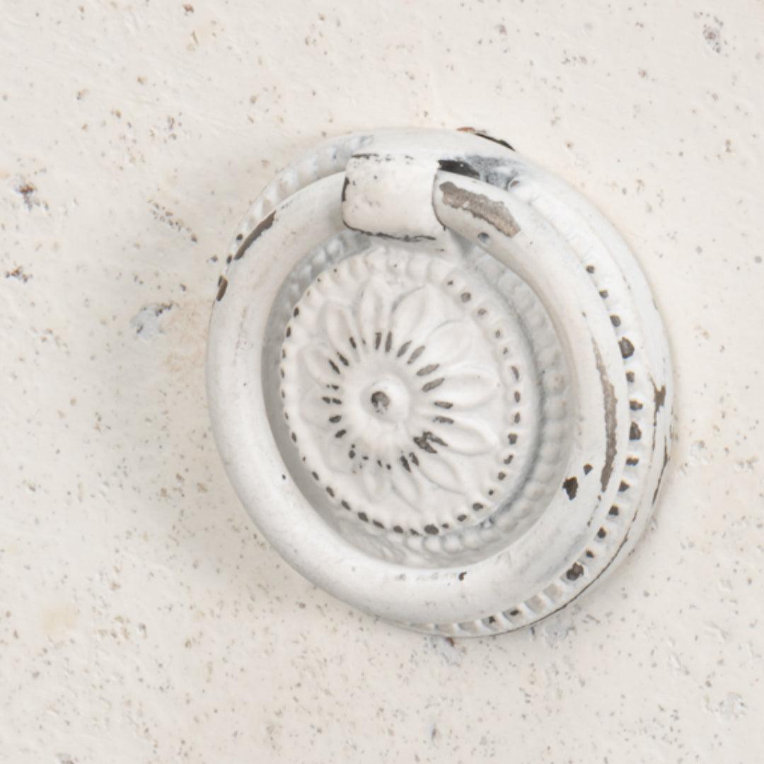 Comò bianco romantico in stile shabby chic