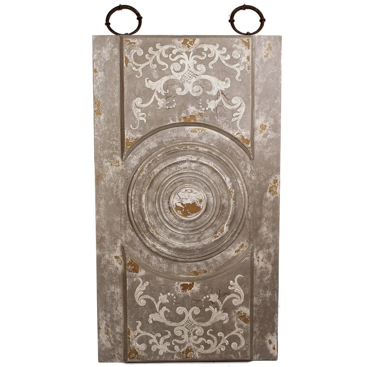 Targa da parete in legno intagliato e dipinto di grigio