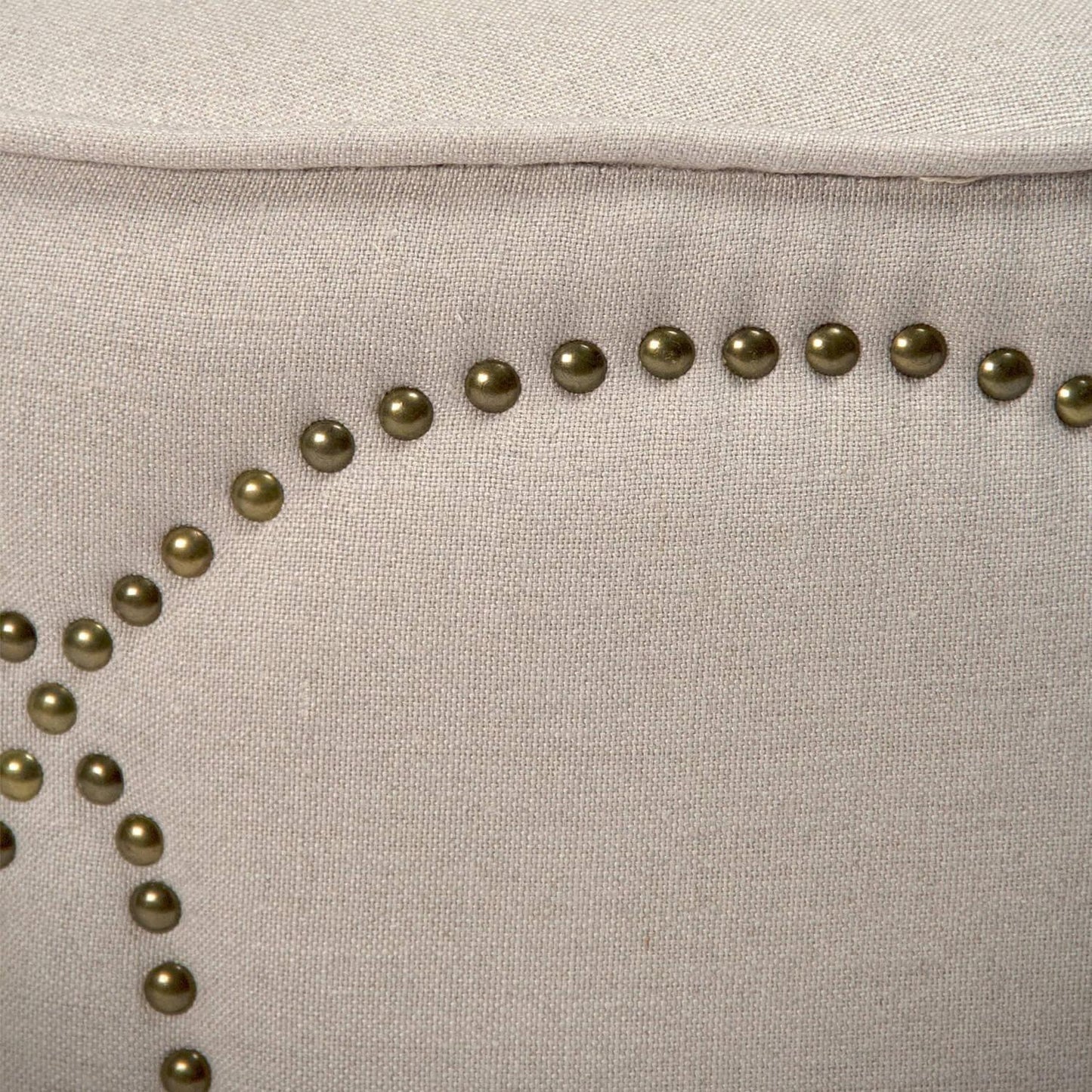 Pouf rotondo con chiodi