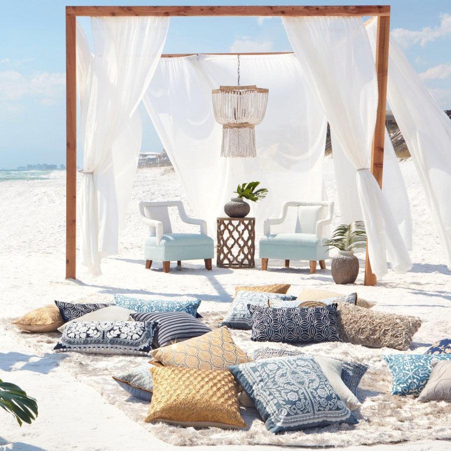 Tavolino decorativo in legno naturale con motivo quadrifoglio