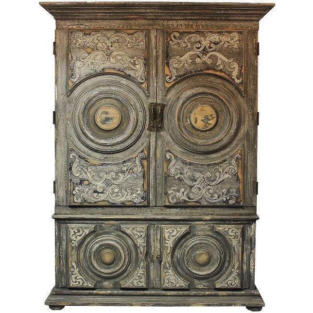 Armadio con cerchi concentrici dipinti