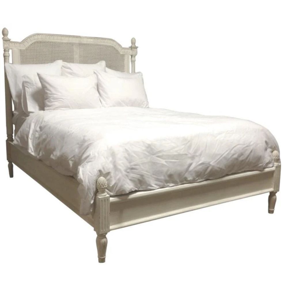 Letto romantico in stile shabby chic con schienale in canna