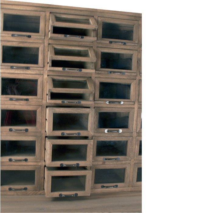 Mobiletto e tavolo in legno invecchiato