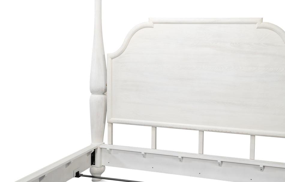 Letto a baldacchino in stile fattoria imbiancato