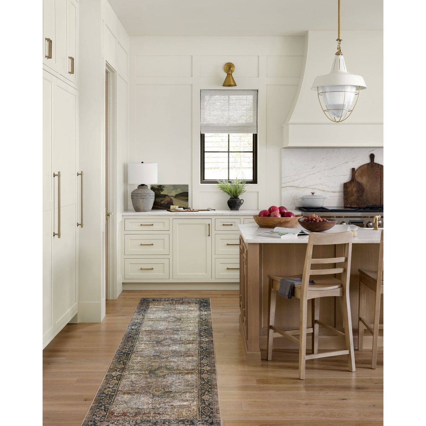 Tappeto stampato con motivo orientale Isabelle color oliva di Alexander Home