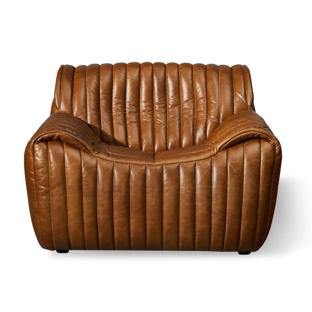 Poltrona in pelle con lavorazione capitonné verticale marrone antico