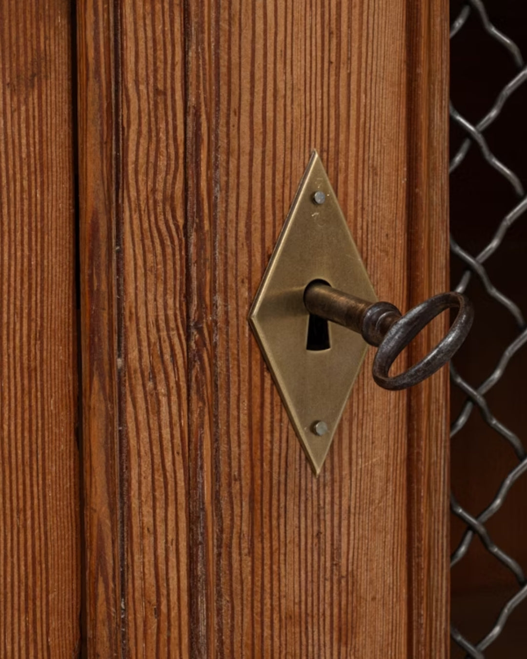 Antico mobiletto francese in legno con rete metallica, circa 1860