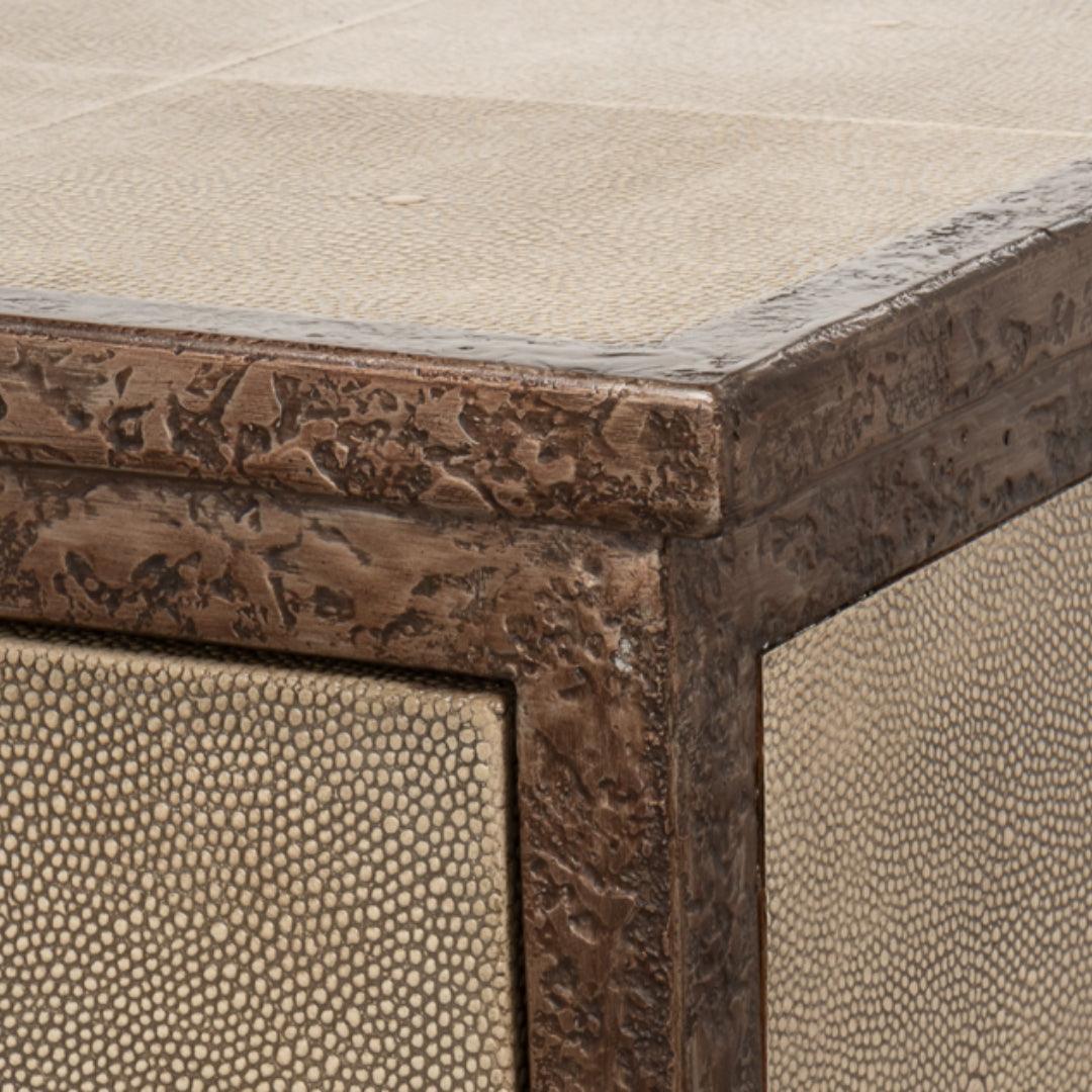 Credenza rivestita in pelle di zigrino grigio antico