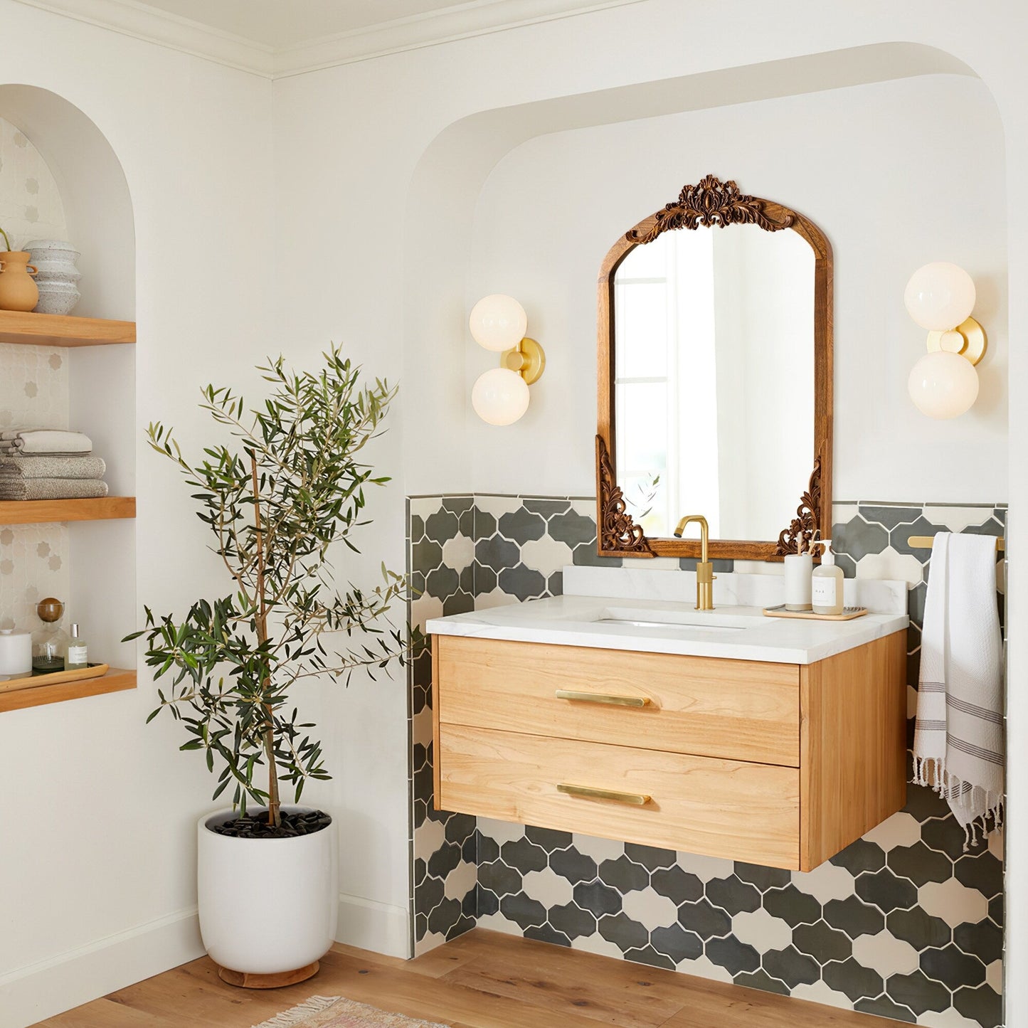 Specchio da pavimento intagliato in legno massello a tutta lunghezza ad arco