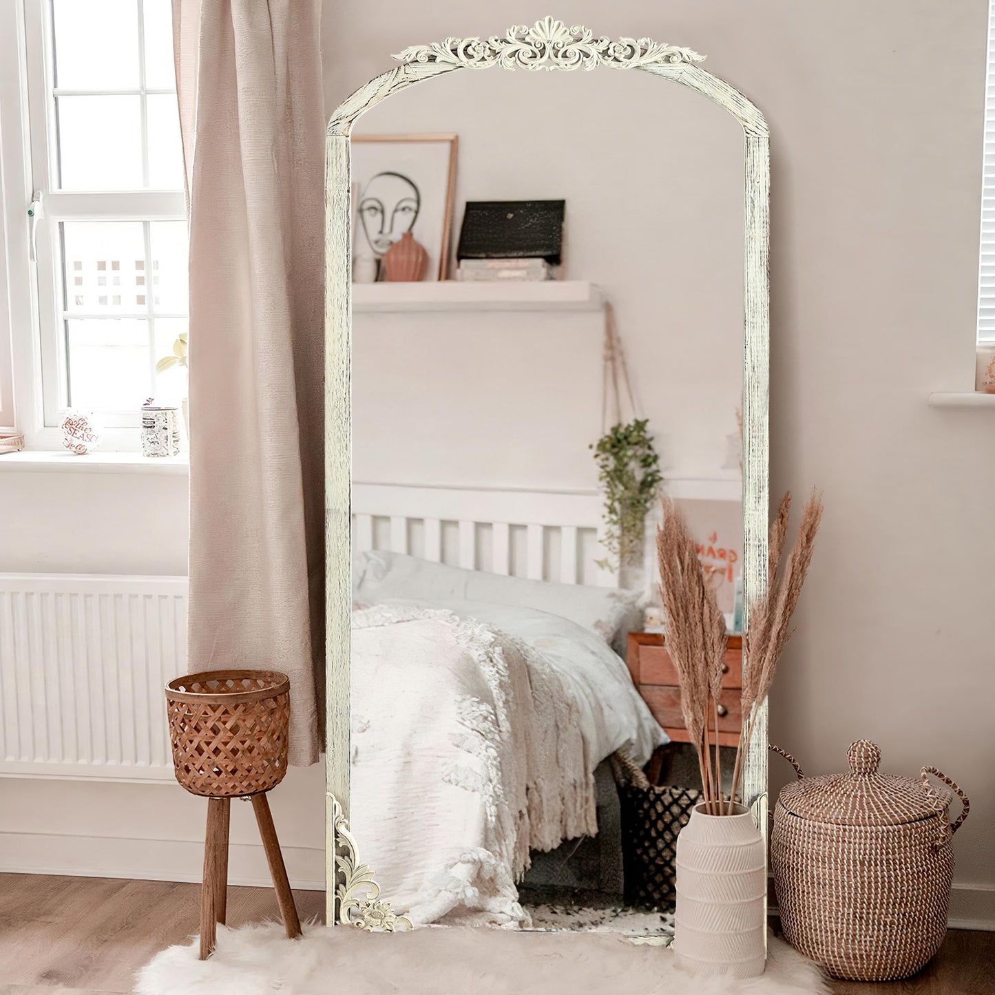 Specchio da pavimento intagliato in legno massello a tutta lunghezza ad arco