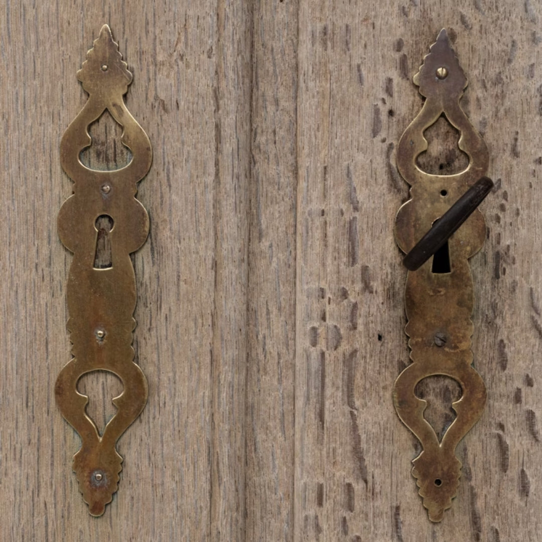 Mobiletto francese decorato ad arco con ante in rete metallica, circa 1860