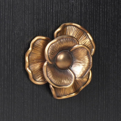 Mobiletto da toeletta a mezzaluna con piano in marmo nero e fiori in ottone