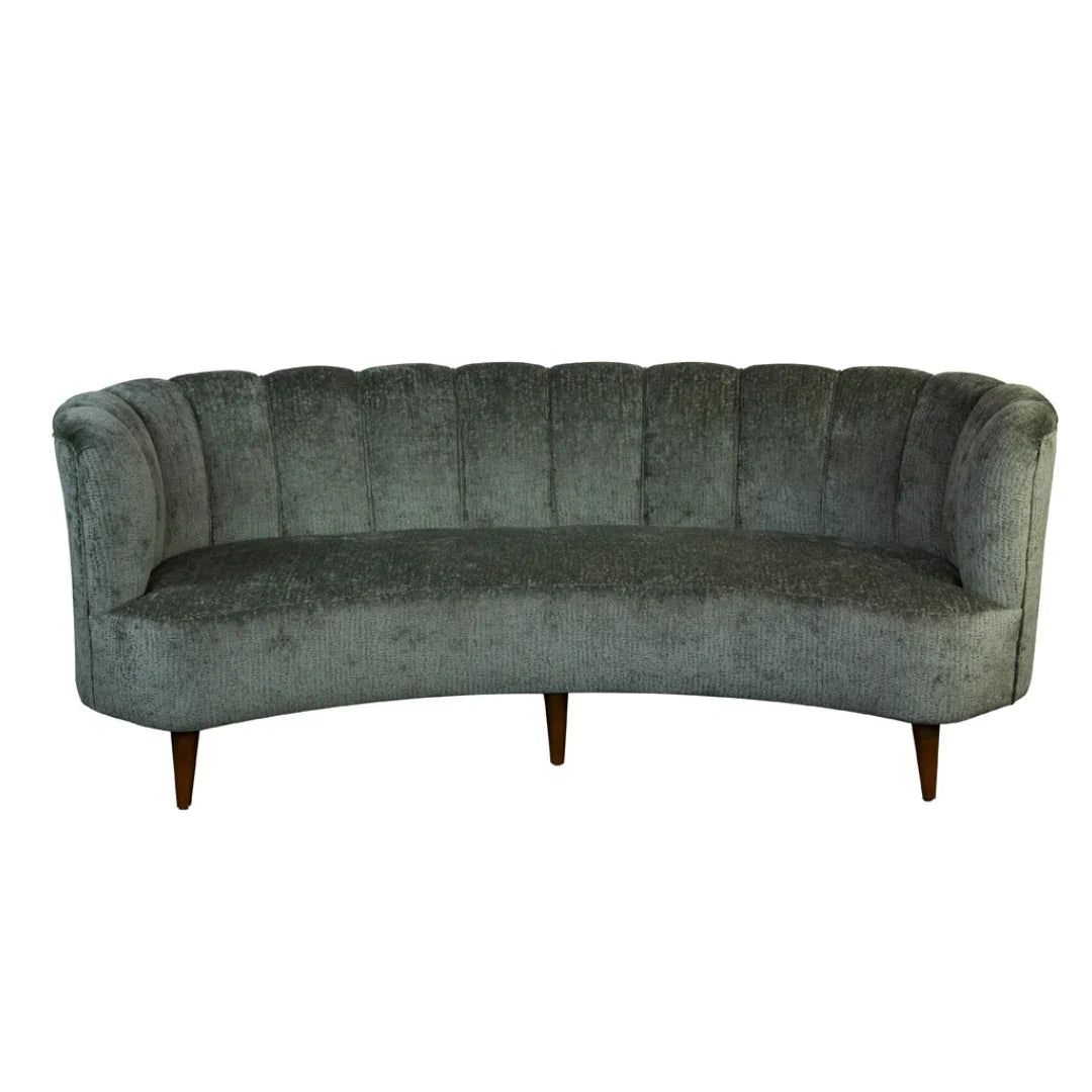 Divano in velluto verde con schienale canalizzato