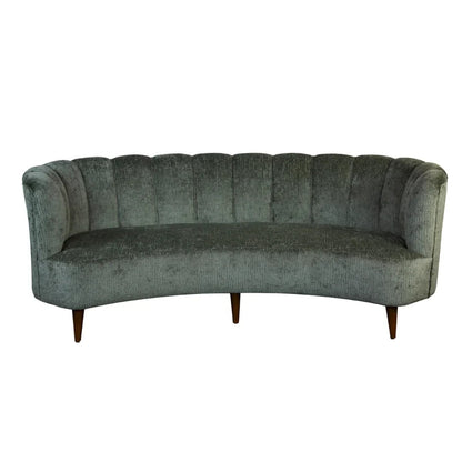 Divano in velluto verde con schienale canalizzato