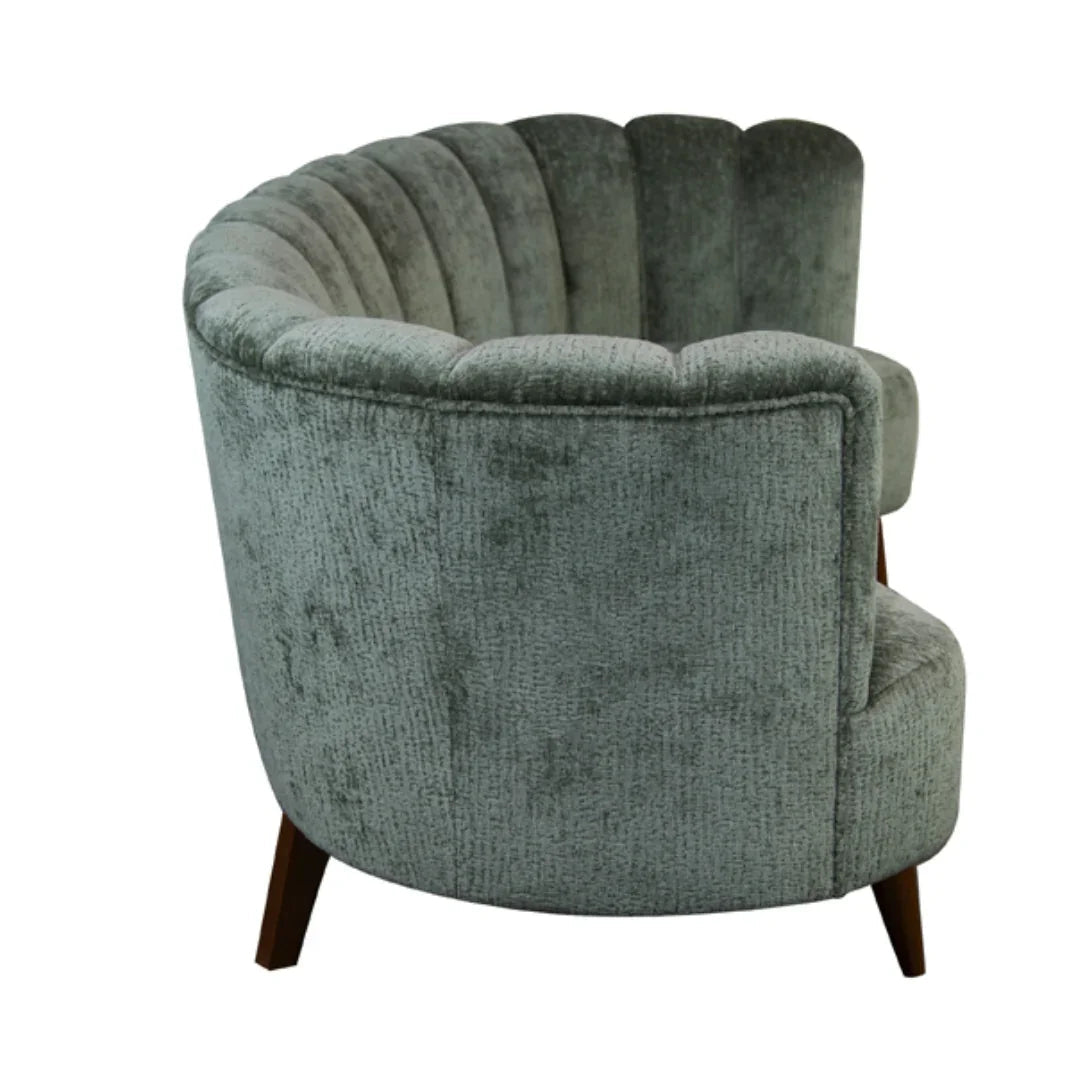 Divano in velluto verde con schienale canalizzato