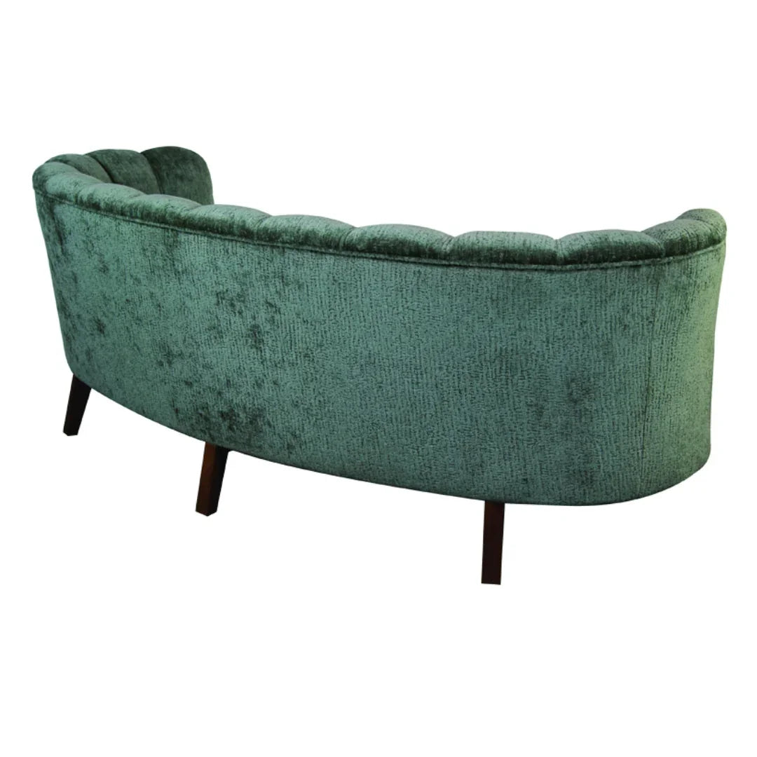 Divano in velluto verde con schienale canalizzato