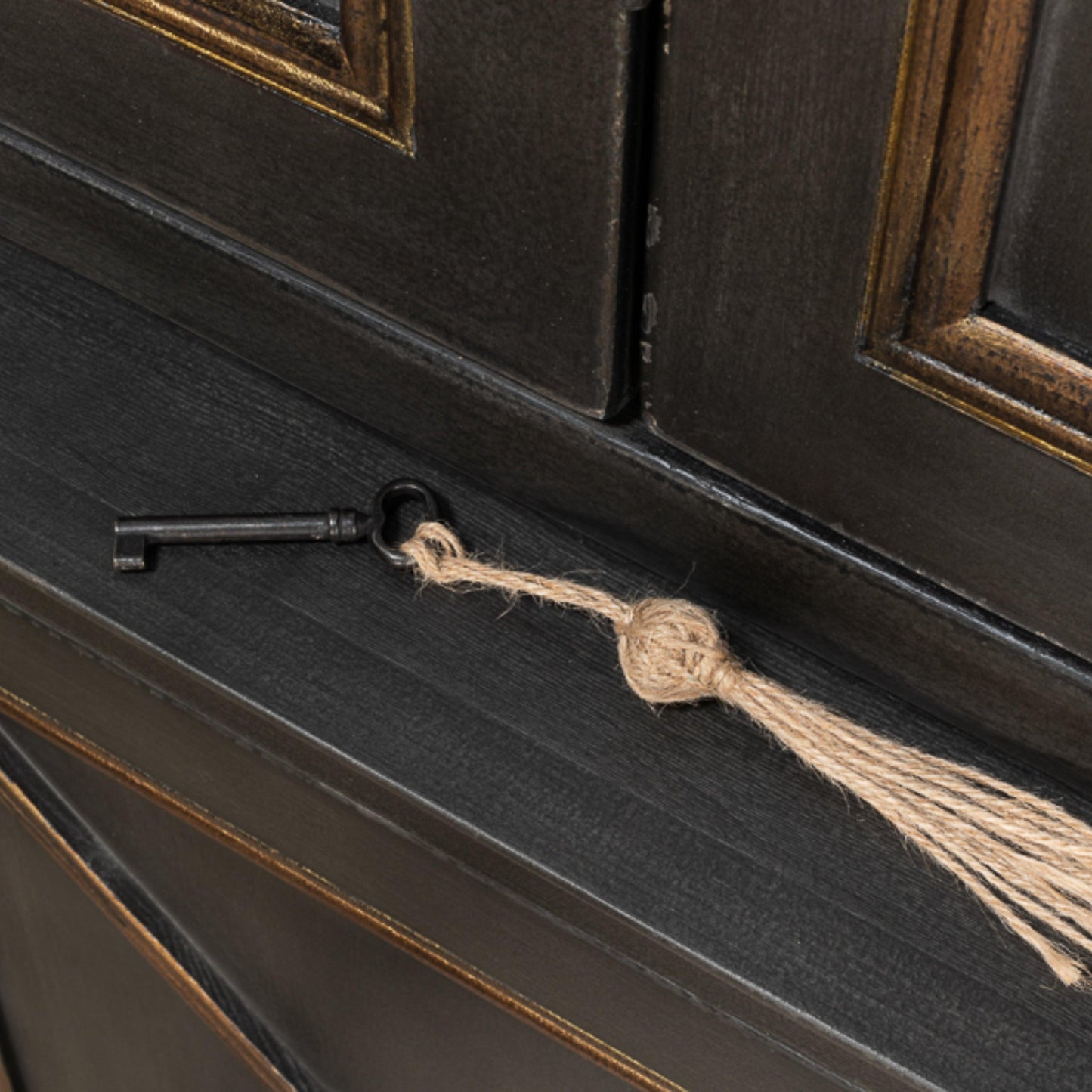 Mobiletto Directoire con finiture color carbone e oro