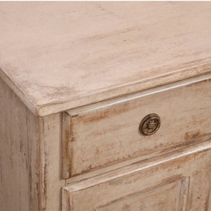 Credenza rustica color crema in stile fattoria