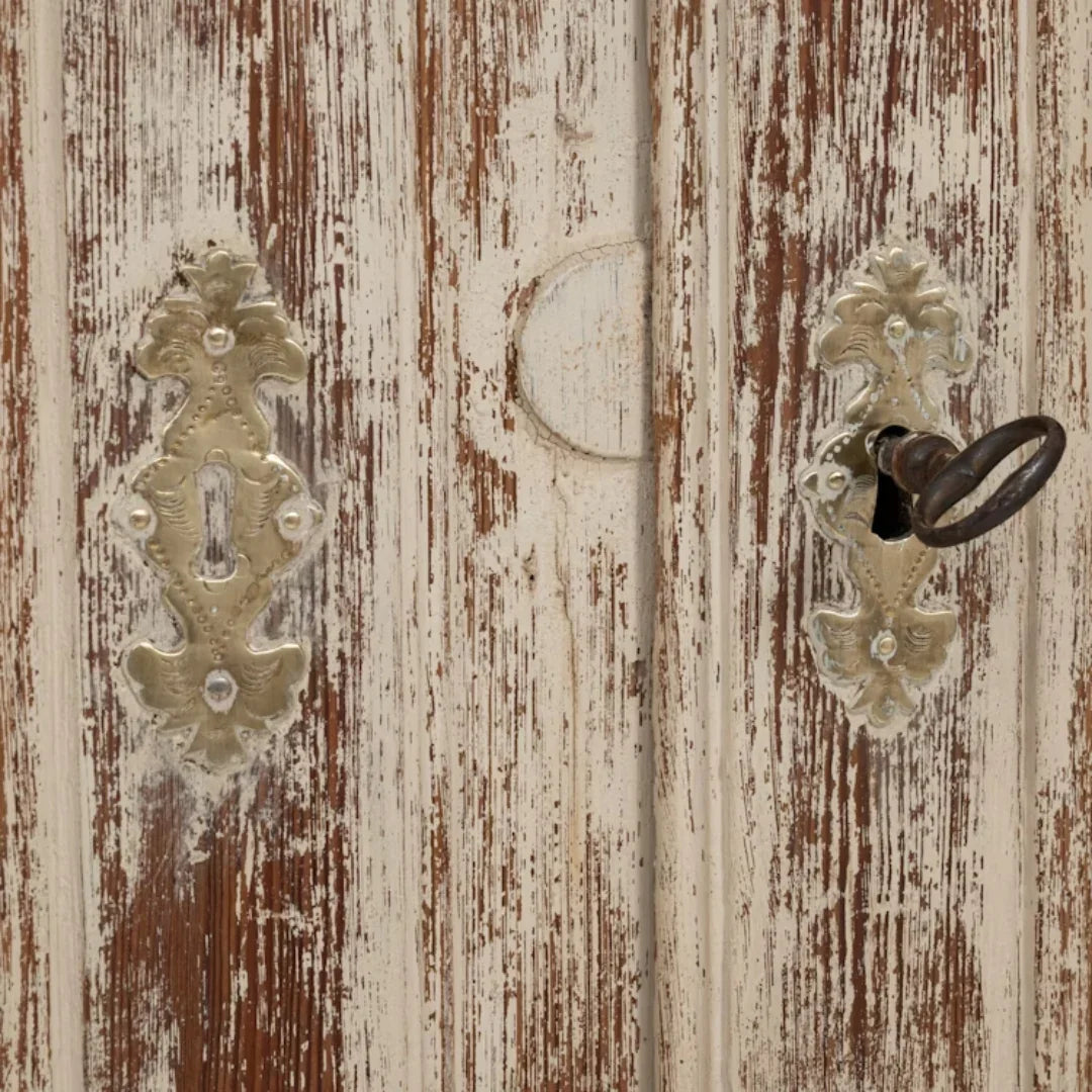 Mobiletto francese ad arco con ante in rete metallica patinata, circa 1840