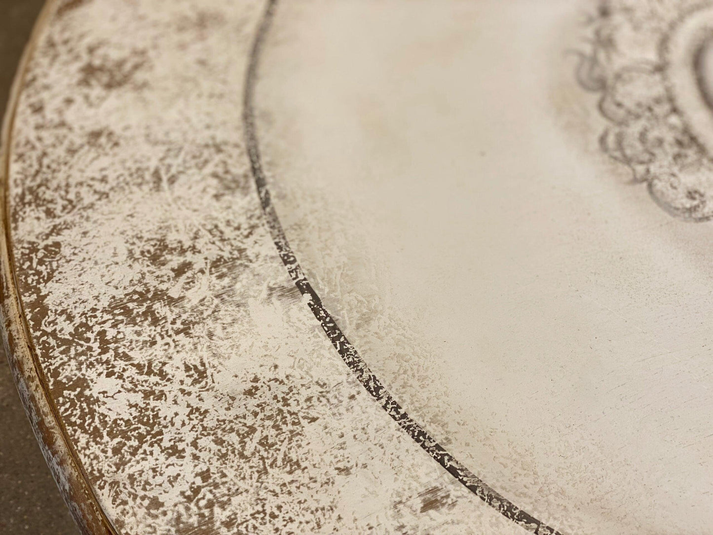 Tavolo da pranzo rotondo con volute francesi