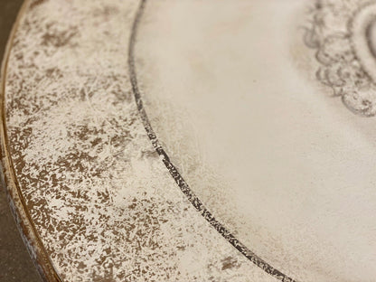 Tavolo da pranzo rotondo con volute francesi