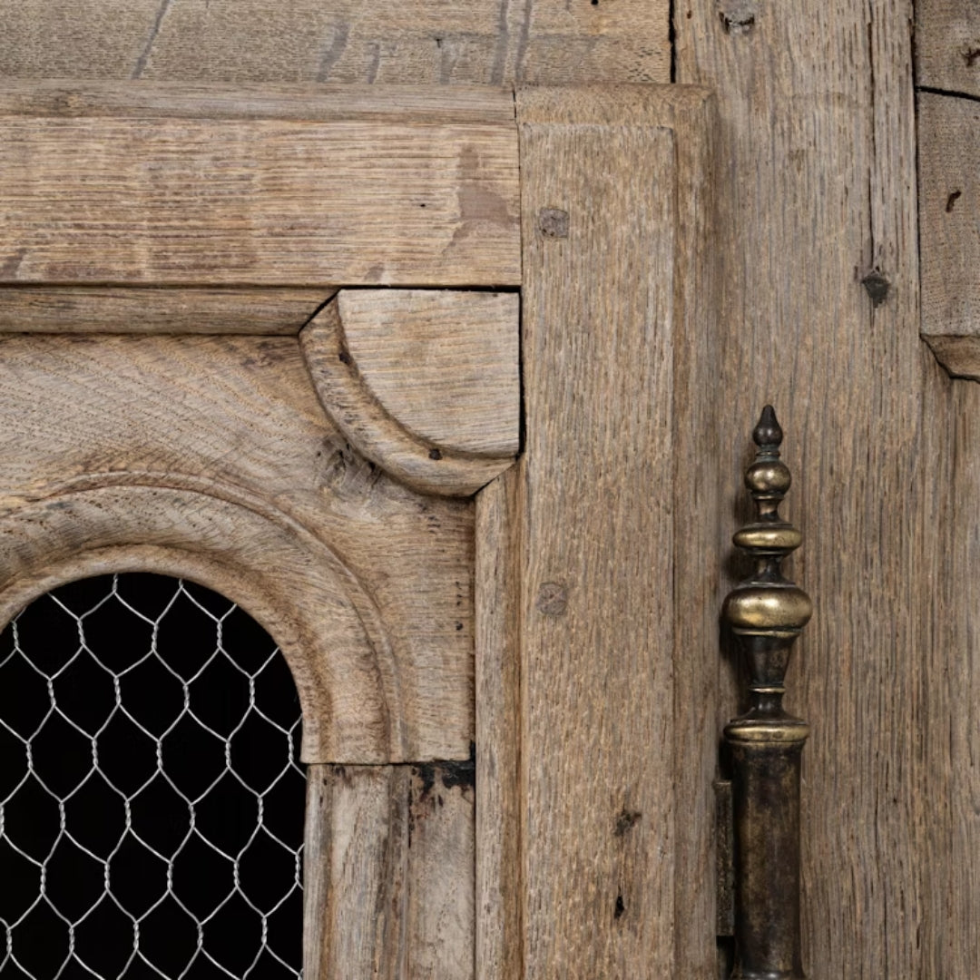 Mobiletto francese in rovere massello con ante a rete, circa 1840