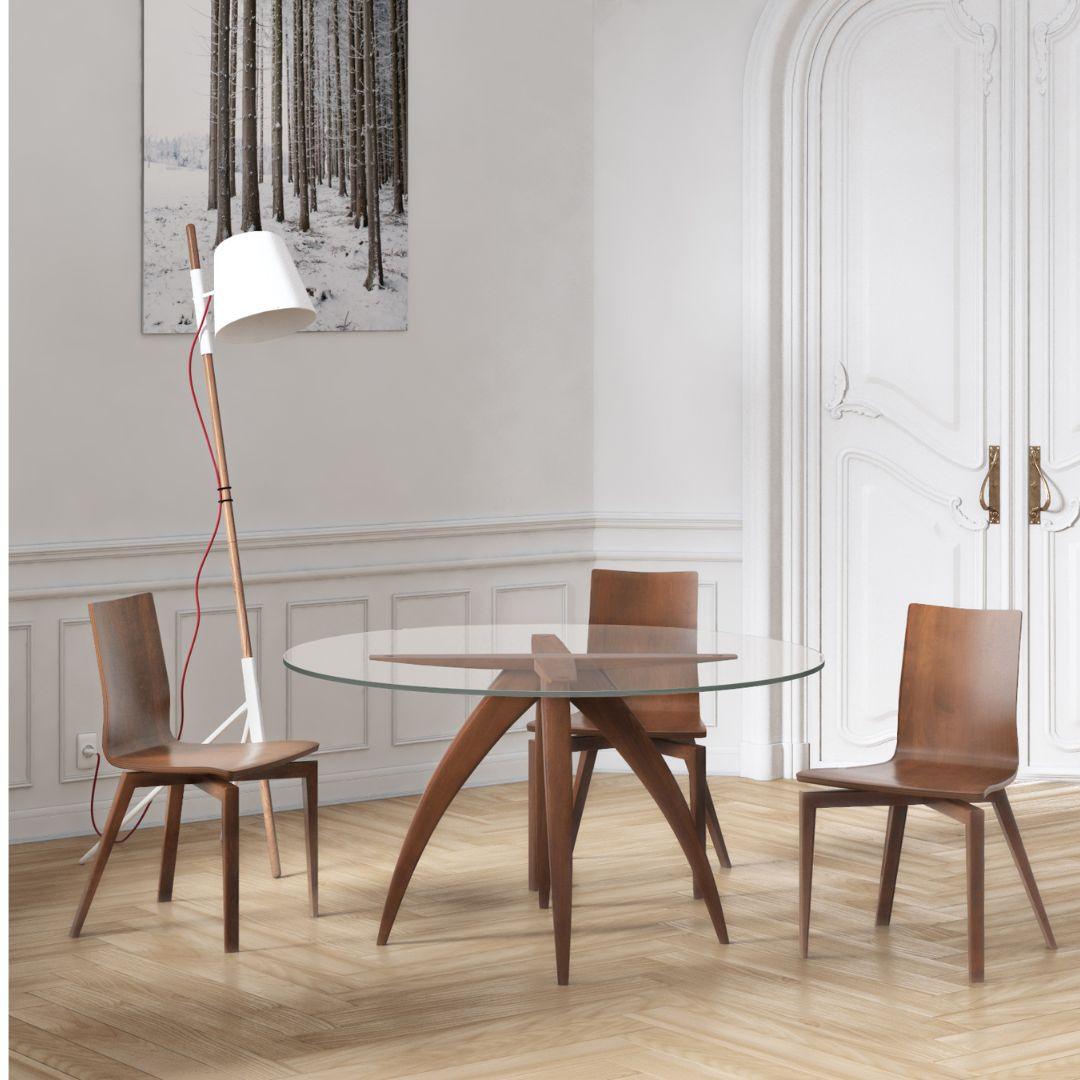 Tavolo da pranzo moderno con gambe a ragno e piano in vetro