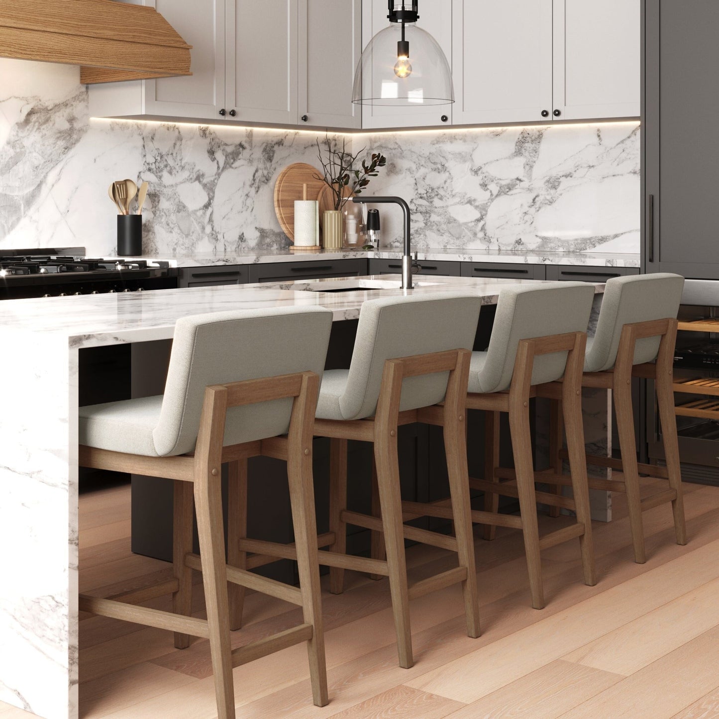 Sgabello da bar moderno Gracie, sedia imbottita in bouclé e gambe in legno spazzolato