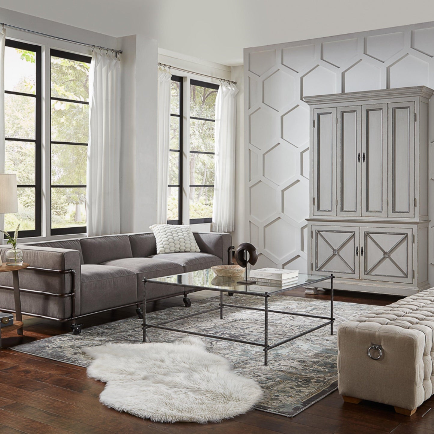 Mobiletto Directoire con finiture grigie e dorate