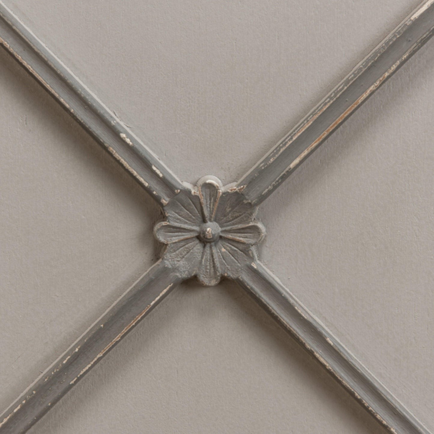 Mobiletto Directoire con finiture grigie e dorate