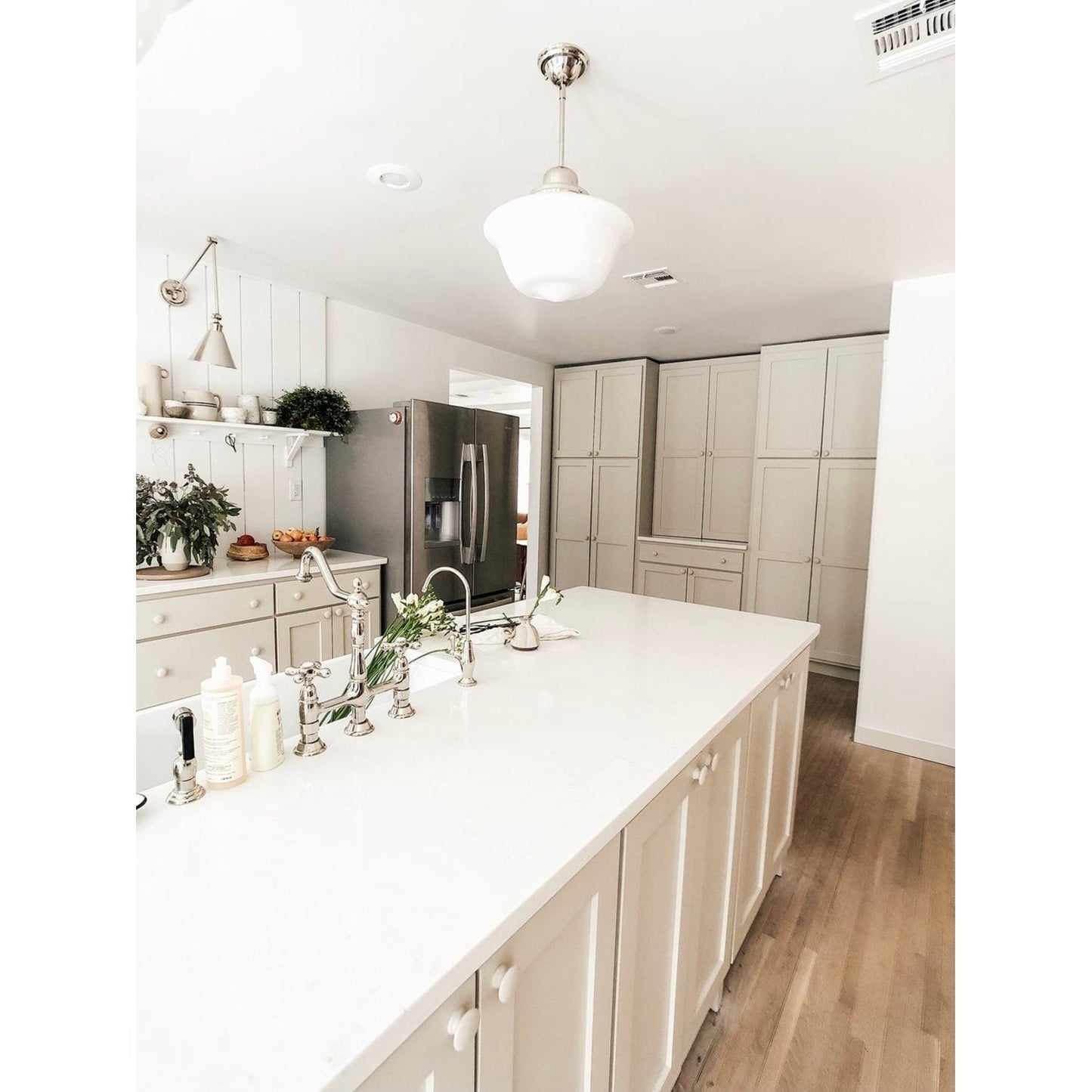 Rubinetto da cucina Heritage Bridge con spruzzatore in ottone