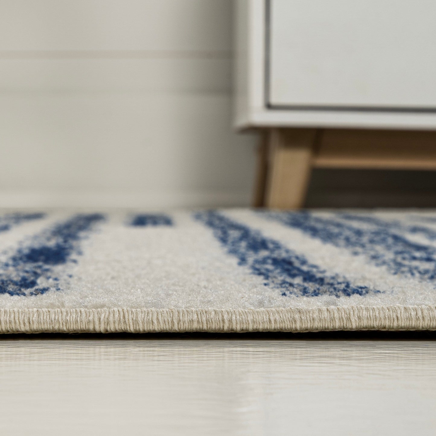 JONATHAN Y Aksil Tappeto moderno a righe berbero