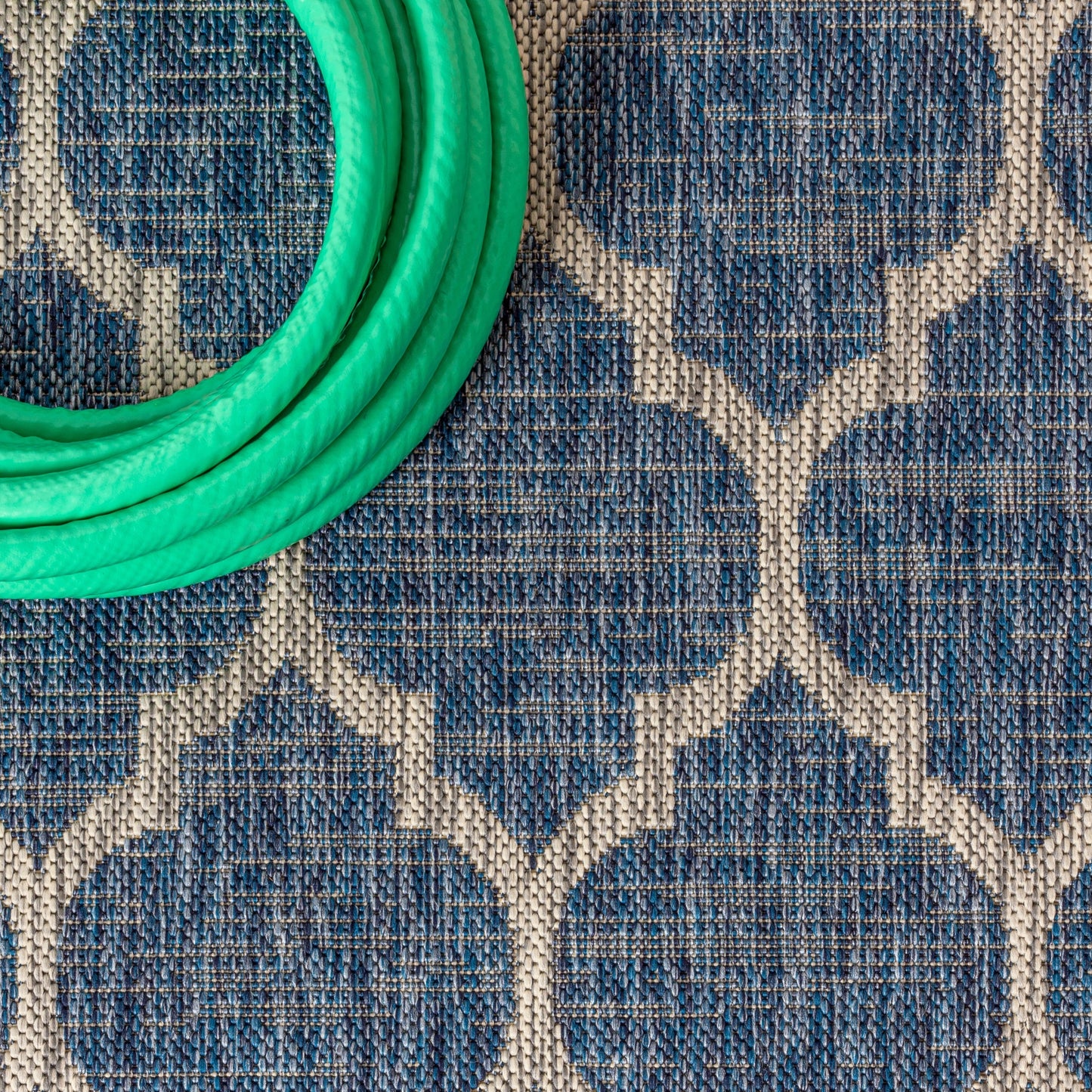 Tappeto per interni/esterni con trama testurizzata JONATHAN Y Zinnia