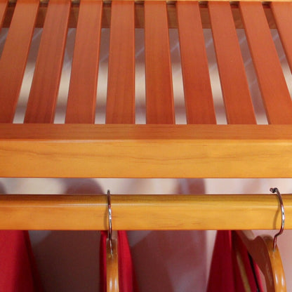 Sistema di armadiatura Simplicity in legno massello John Louis Home, color miele e acero