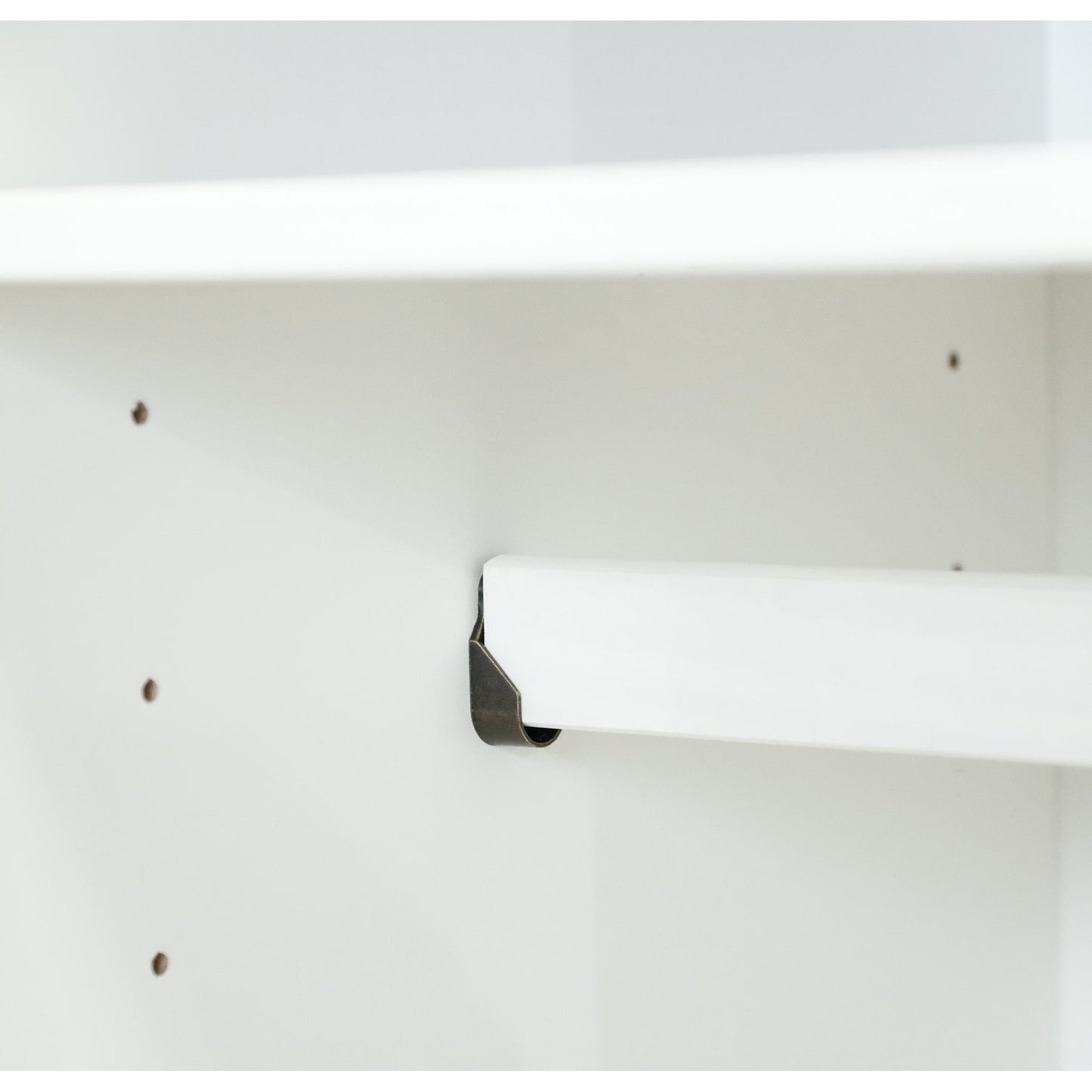 Armadio guardaroba Kyle a 4 ante in legno massello al 100% di Palace Imports con ante in legno massello o a specchio