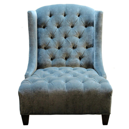 Poltrona in velluto con schienale alto e trapuntato di lusso