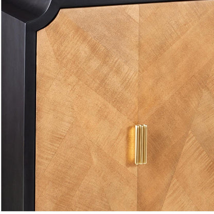 Credenza con dettagli in ottone e legno naturale